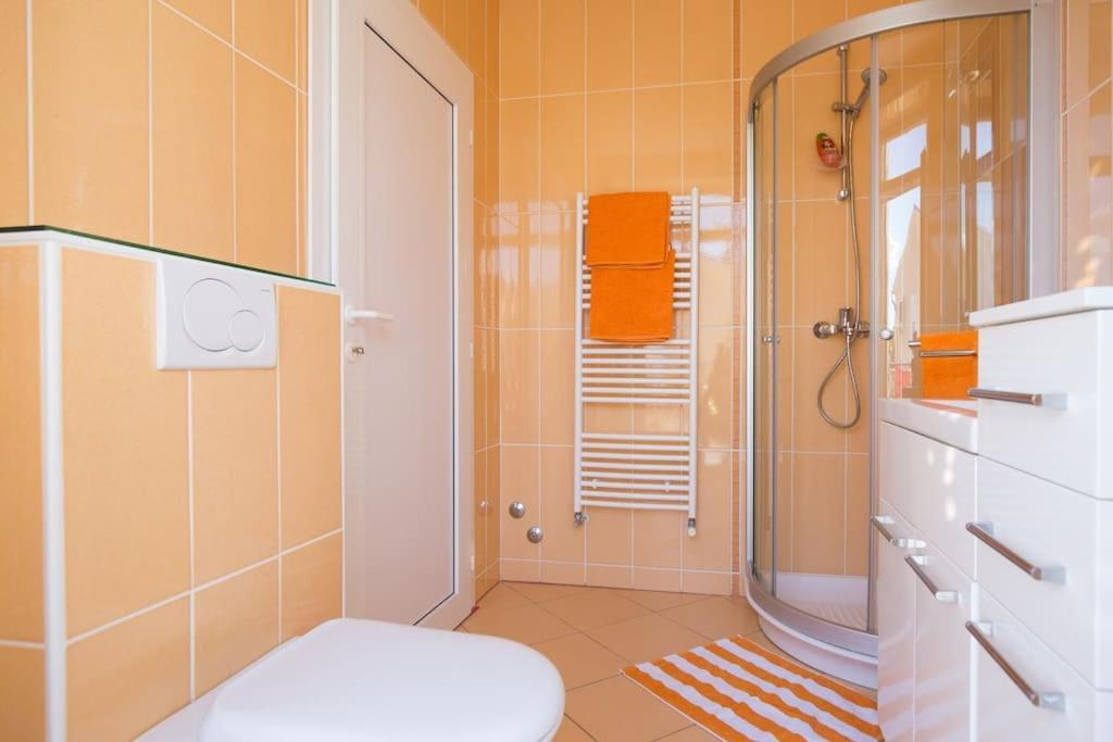 Villa Ajda - Orange Room Omisalj Bagian luar foto