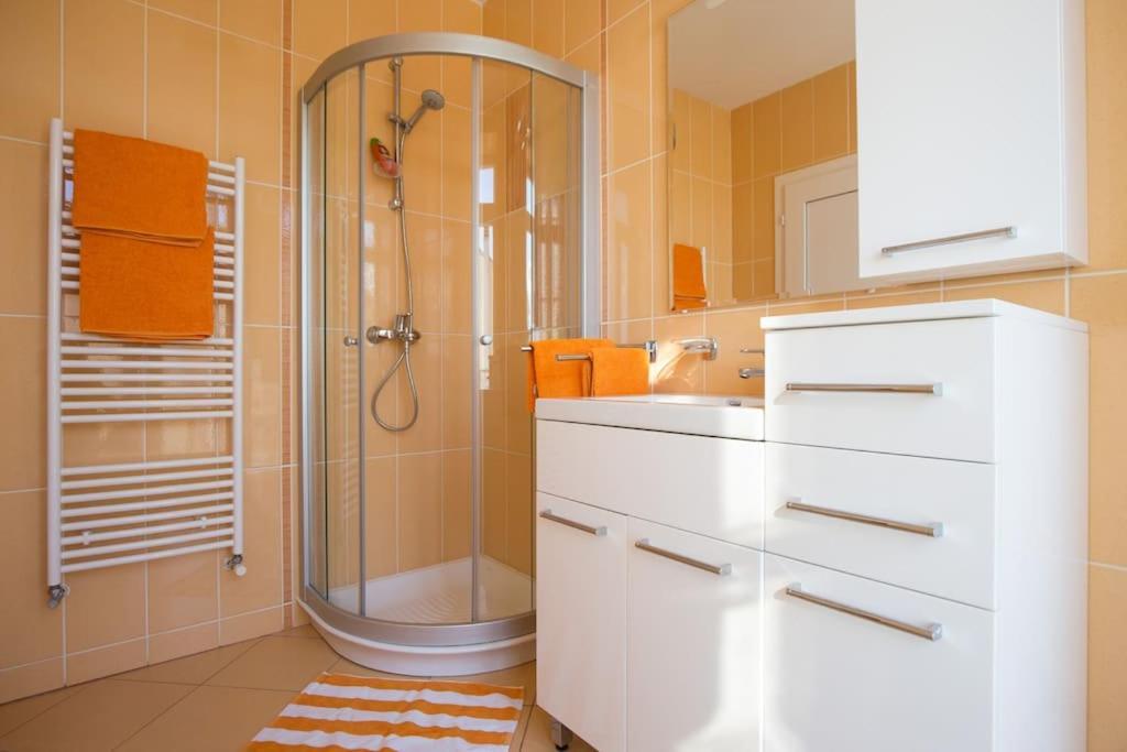 Villa Ajda - Orange Room Omisalj Bagian luar foto